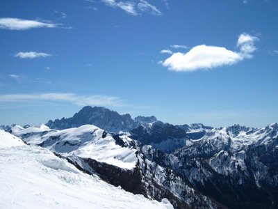 Civetta, Wand der Wände für viele Kletterer, 1000Hm, oft nass, schwer. Eine Reihe von Kletterrouten führen durch das Gletscherfeld in der Wandmitte