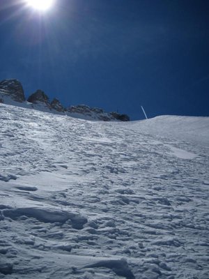 wir biegen noch am Gletscher ab. Offpiste bis zur Staumauer am Fedaia
