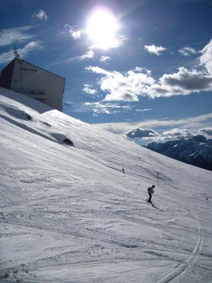 nach der Rückkehr via Querung zum Fedaia-Pass und Padon / Arabba beschließen wir den Skitag um 17:15 Uhr noch mit zwei Fahrten im Belvedere. Auch hier bester Firn.