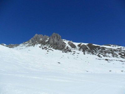 an zuvor ausgeaperten südhängen ist der neuschnee nur noch schlecht erkennbar