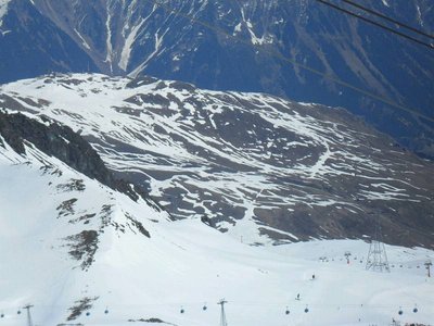 vom gipfel richtung gotschnagrat geschaut. hinter der schwarzhornkrete ist der gruobenalplift "im grünen" erkennbar.