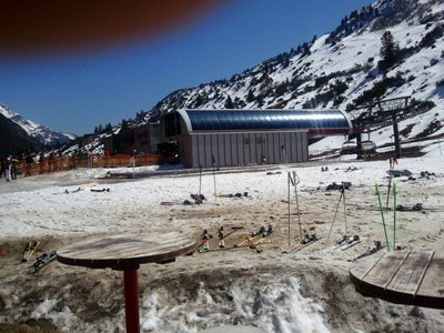 unten an der Jägeralpe, hie rist in den letzten beiden Wochen trotz 30cm Neuschnee die Schneedecke um gut 50cm dünner geworden!