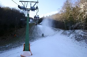 Auch die 'direkte' Piste unterhalb der DSB Postela wird beschneit - man will während der Sperre der FIS - Abfahrt (wahrscheinlich Mi - So) wenigstens provisorisch eine zweite Talabfahrt ermöglichen.