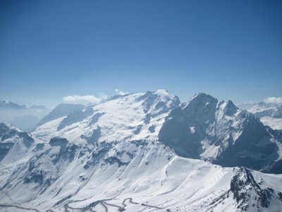 Die Prominenz ist schon da, der Dirigent besteigt das Podest