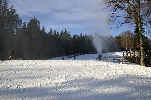 9:15: frische Raupenspuren, hier an der Sleme - Piste unterhalb der Talstation des Babylifts ...