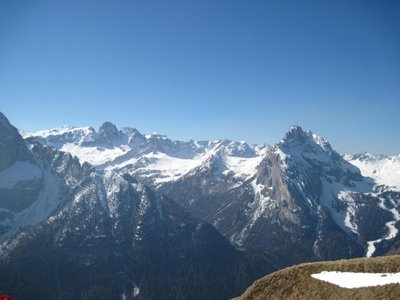 Uomo (links), Colac (rechts)