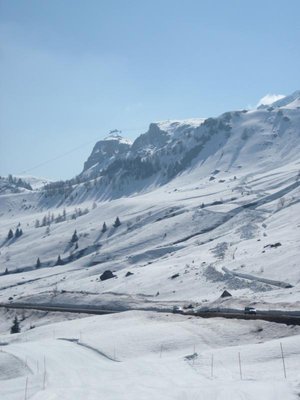 Blick richtung Arabba: Funifor macht gerade Revision. Auch der Fahrweg ist bereits geräumt - evtl. für die 20jährige Revision des DMC