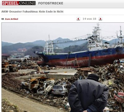 Original Bildunterschrift in typischer Spiegel Manie: "Ein Mann verbeugt sich vor den Trümmern in der Hafenstadt Kesennuma"<br /><br />(Japaner verbeugen sich ja immer....)