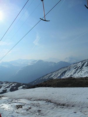 das überfrorene trasse der furkalifts glänzt in der frühlingssonne