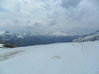 lockerer wolkenteppich über der region, am abend gewitter