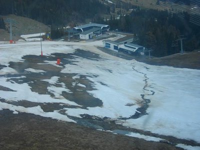 Blick Richtung Familienbahn und Alpkopfbahn. Auch die Mittelabfahrt ist zu erkennen, welche die gesamte Woche geschlossen war. Man beachte auch die Drainagen wegen der Schmelzwassers!
