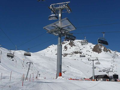 Sesselbahnkreuzung auf der Alp Trida.