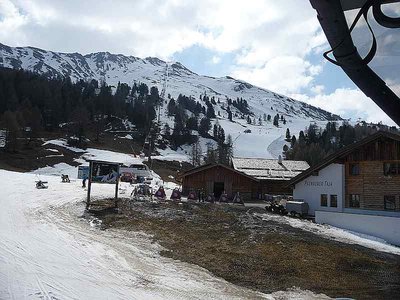 Die Tajaalm mit der Höllspitzbahn.