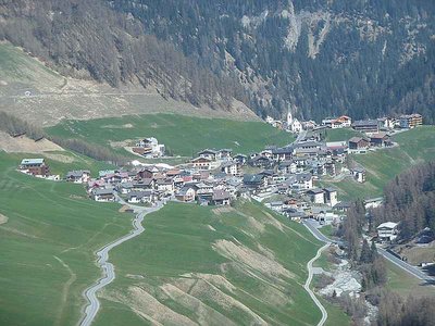 Blick aus dem Twinliner nach Laret und Compatsch. Genau in der Mitte des Bildes kann man das schmale Schneeband der Piste 60 nach Laret erkennen