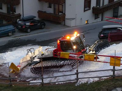Jeden Abend kann man vom Balkon aus beobachten, wie  der Pistenraupenfahrer versucht , die völlig zerstörte Piste 60 wieder in eine Abfahrt zu verwandeln