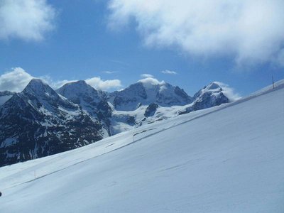 gipfelpiste mit berninagruppe