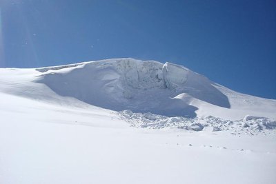 Da hat sich ein schönes Stück Gletscher gelöst. Letzte Woche war die Masse noch oben.