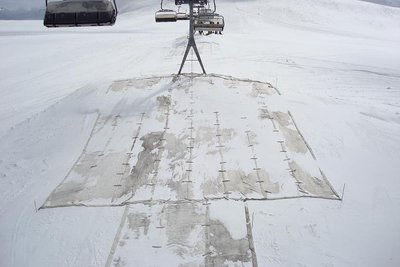 Die Woche vor Oster habe Pistenfahrzeuge gewaltige Schneemasse unter der Bahn zusammen geschoben. Teilweise war das Eis des Gletschers sichtbar.