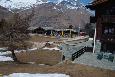 Riffelalp, das Tram ist bereits in Betrieb.