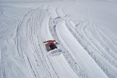 Ein gigatischer Schneehaufen ist am enstehen. Mehrere Pisten Fahrzeuge waren die ganze Woche mit Schneeschaufeln beschäftigt. Am Schluss war sogar das Eis des Gletschers sichtbar.