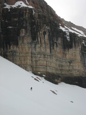 Querung unter den mächtigen Mauern der Boe