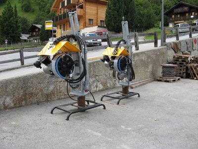 Diese beiden halbnackten Schneekanonen standen am 20. Juni 2011 bei der Talstation.