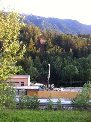 Hier kann man gut die Positionen der Tal- und ersten Mittelstation sehen: Die Talstation (Percha) liegt direkt hinter/an den Zuggeleisen, direkt hinter der Holzwand. Die erste Mittelstation (Ried) liegt auf der gegenüberliegenden Seite der Rienzschlucht.