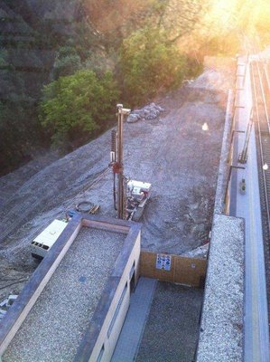 Größere Aufnahme vom Gründstück der Talstation in Percha, direkt am Zugbahnhof.