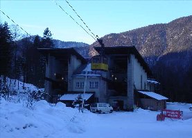 Talstation mit einfahrender Gondel