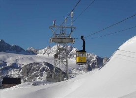 Blick von der Bergstation richtung Gjaidalm, im Hintergrund der Dachstein