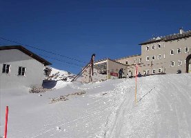 Bergstation Krippenstein von hinten, nach links geht die 3. Teilstrecke zur Gjaidalm runter, die beiden dicken Seile, die mittig aus dem Haus herauskommen und schräg nach links unten zu dem kleinen Gebäude führen, sind die Abspannvorrichtung