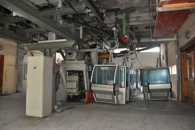 Einige hängen noch in der Station. Bei den restlichen Gondeln sind die Gehänge bereits montiert!