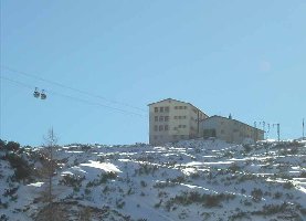 Kaserne mit Militärseilbahn