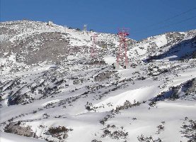 3. Teilstrecke der Seilbahn, hier noch sehr wenig Schnee im Gelände