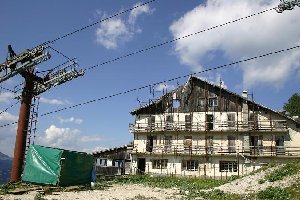 Leicht OT: verfallenes Haus ganz nahe der Bergstation, auch das Baugerüst ist verrostet ...