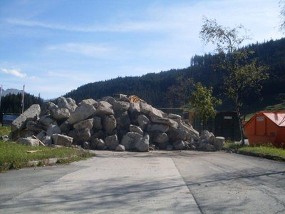 Die Abbruchstücke werden auf dem Parkplatz zu Schotter verarbeitet