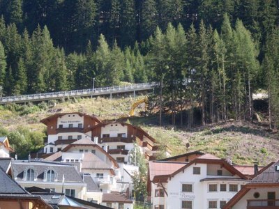 verbreiterte Abfahrt zu Hotel Post
