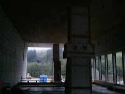 Blick durch die station wie die Gondeln herausfahren werden, unter der kleinen Stromleitung hindurch