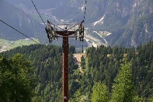 An der Bahn selbst wurde noch wenig gemacht, unten sieht man die Baustelle der neuen Talstation. Die Stützen der EUB werden momentan für die Materialseilbahn verwendet!