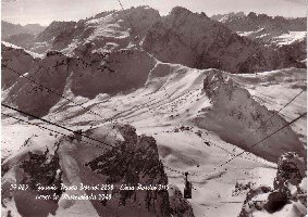 Blick in Richtung Pordoi Pass, Porta Vescovo und Marmolada.