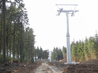 Bergstation Bremberg (der Erdberg mit den Betonelementen) mit zwei neuen Pfeilern.
