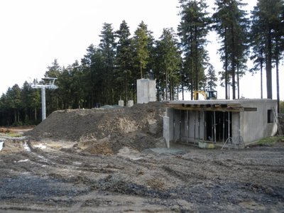 Die Bergstation Bremberg von oberhalb. Jetzt wird auch klar, was mit den Erdbergen, die hier und da aufgeschüttet worden sind, geschieht.