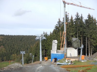 Bergstation Poppenberg. Auch hier stehen bereits Stützen.