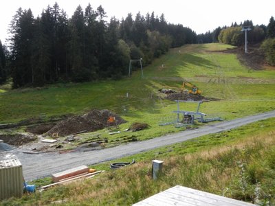 Blick Richtung Bremberg. Zwei Torstützen des ehemaligen Schlepplifte sind stehengeblieben.