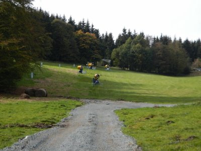 Das Gras schon schön kurz und die Schneeerzeuger schön aufgereiht. Der winter kann kommen.