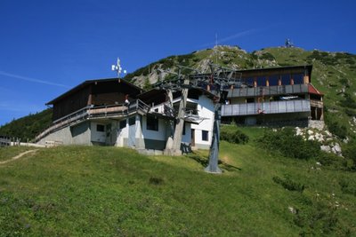 Die Bergstation der oberen Sektion. Die untere der drei Stützen ist im Gegensatz der oberen beiden nicht aus Beton. Könnte es sein, dass man diese erst später in die Sesselbahn eingebaut hat?