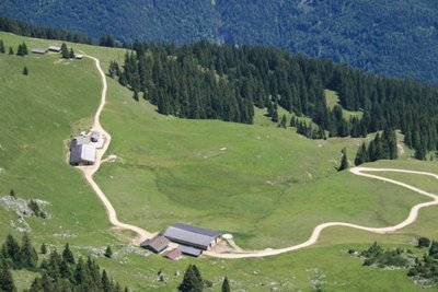 Vom Kurvenschlepper sind mit etwas Phantasie zumindest noch ein paar Fundamente zu erkennen. Stützen standen keine mehr.