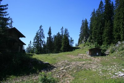 Hier befand sich einst die Bergstation des ESL Kohlstatt. Während die Nebengebäude noch stehen ist von der Endstelle außer einem Metallbügel am Boden nichts mehr vorhanden.