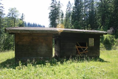 Betriebsgebäude von hinten. Hinter dem Loch in der Wand hatte sich anscheinend früher die Steuerungder Liftanlage befunden. Warum man diese aber mit samt der Wand entfernt hat?