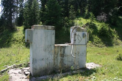 Übrig geblieben von der Talstation selbst ist nur der Betonklotz, etwas Schrott und ein paar Kabelreste.